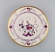 Meissen tallerken i porcelæn med håndmalet bladværk, fugle og gulddekoration. 
Dateret 1942.
