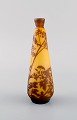 Antik Emile Gallé vase i gult kunstglas med brunt overfang udskåret i form af 
grene med bladværk. Sjælden model. Tidligt 1900-tallet.

