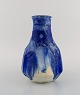 Marcello Fantoni (f.1915), Italien. Unika vase i glaseret keramik. Smuk glasur i 
blå nuancer. Dateret 1962.
