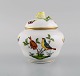 Herend Rothschild Bird lågvase i porcelæn med håndmalede fugle, sommerfugle og 
gulddekoration. Midt 1900-tallet.  
