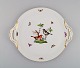 Rundt Herend Rothschild Bird serveringsfad med hanke i håndmalet porcelæn med 
fuglemotiv, sommerfugle og guldekoration. Midt 1900-tallet.  
