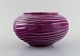 Sjælden Zsolnay vase i glaseret keramik. Smuk glasur i lilla nuancer. Midt 
1900-tallet.
