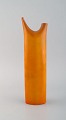 LaGardo Tackett/Kenji Fujita. Sjælden modernistisk kande / vase i glaseret 
porcelæn. Smuk orange glasur. Midt 1900-tallet.
