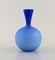 Sven Wejsfelt (1930-2009), Gustavsberg Studiohand. Unika vase i glaseret 
keramik. Smuk glasur i blå nuancer. Dateret 1990. 
