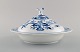Antique Meissen Blue Onion lidded tureen in hand-painted porcelain. Early 20th 
century.

