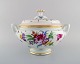 Stor antik Meissen suppeterrin i porcelæn med håndmalede blomster og 
gulddekoration. Sent 1800-tallet.
