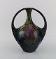 Regina, Holland. Antik art nouveau vase i glaseret keramik med håndmalede 
blomster og bladværk. Ca. 1910.
