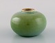 Pieter Groeneveldt (1889-1982), hollandsk keramiker. Unika vase i  glaseret 
keramik. Smuk glasur i grønne nuancer. Midt 1900-tallet.
