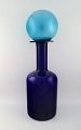 Otto Brauer for Holmegaard. Gigantisk vase/flaske i blåt kunstglas med blå 
kugle. 1960