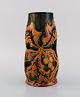 Michael Andersen, Bornholm. Skønvirke vase i glaseret keramik med håndmalet 
bladværk i brune og orange nuancer. 1920/30