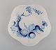 Prof. Heinz Werner for Meissen. Art nouveau skål i porcelæn med håndmalet blå 
orkide på gren. Dateret 1977-78.
