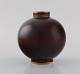 Art deco Rörstrand vase i glaseret keramik. Smuk okseblodsglasur og håndmalet 
gulddekoration. Midt 1900-tallet.
