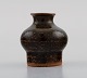 Jacob Bang (1932-2011) for Arne Bang. Unika miniature vase i glaseret stentøj. 
Smuk glasur i brune nuancer. Midt 1900-tallet.
