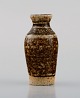 Jacob Bang (1932-2011) for Arne Bang. Unika miniature vase i glaseret stentøj. 
Smuk glasur i lyse brune nuancer. Midt 1900-tallet.
