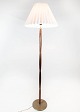 Gulvlampe i palisander og messing, af dansk design fra 1960erne.
5000m2 udstilling.
