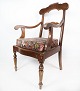 Antik armstol af mahogni og polstret med blomstret stof fra 1880erne.
5000m2 udstilling.