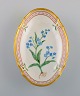 Bing & Grøndahl skål/fad i porcelæn med håndmalede blomster og gulddekoration. 
Flora Danica stil, 1920/30
