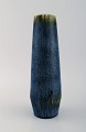 Carl Harry Stålhane for Rörstrand. Stor vase i glaseret keramik. Smuk blågrøn 
dobbeltglasur. Midt 1900-tallet.
