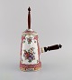 Antique Chinese chocolate pot in hand-painted porcelain with flowers and gold 
decoration. Handle and stirring rod in turned wood. 18th / 19th century.
