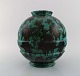 Eskaf, Holland. Rund art deco vase i glaseret stentøj. Smuk glasur i grønne og 
sorte nuancer. 1920