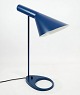 Mørkeblå bordlampe designet af Arne Jacobsen og fremstillet af Louis Poulsen.
5000m2 udstilling.
