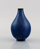 Arne Bang (1901-1983), Danmark. Vase i glaseret keramik. Modelnummer 71. Smuk 
glasur i blå nuancer. 1940/50