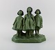 Alice Nordin for Ipsens Enke. Stor skulptur i jadegrøn glaseret keramik. Tre 
piger spejder efter vildgæs. Ca. 1920.
