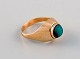 Scandinavian jeweler. Vintage ring in 14 carat gold adorned with turquoise. 
Mid-20th century.
