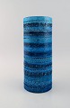 Aldo Londi for Bitossi. Stor cylindrisk vase i Rimini-blå glaseret keramik med 
geometriske mønstre. 1960
