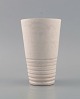 Suzanne Ramie (1905-1974) for Atelier Madoura. Unika art deco vase i glaseret 
stentøj. Smuk krakeleret glasur i sand nuancer. Midt 1900-tallet.
