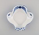 Antik muslingeformet Bing & Grøndahl skål i håndmalet porcelæn. Tidligt 
1900-tallet.
