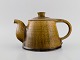 Nils Kähler (1906-1979) for Kähler. Large teapot in glazed ceramics. Beautiful 
glaze in mustard yellow shades. 1960s.
