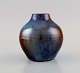Søren Kongstrand (1872-1951), Danmark. Rund vase i glaseret stentøj. Smuk 
metallisk lustreglasur i violette og røde nuancer. 1920