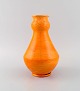 Kähler, HAK. Vase i glaseret stentøj. Smuk orange uranglasur med horisontale 
bølgede striber. 1930/40