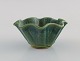 Arne Bang (1901-1983), Danmark. Skål med bølget kant i glaseret keramik. 
Modelnummer 109. Smuk glasur i grønne nuancer. 1940