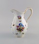 Antik Meissen kande i porcelæn med håndmalet gulddekoration, blomster og 
insekter. 1800-tallet.
