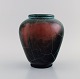 Richard Uhlemeyer, Tyskland. Vase i glaseret keramik. Smuk krakeleret glasur i 
mørkerøde og turkis nuancer. 1950