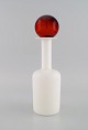 Otto Brauer for Holmegaard. Vase/flaske i hvidt kunstglas med rød kugle. 
1960