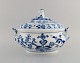 Large antique Meissen Blue Onion soup tureen in hand-painted porcelain. Late 
19th century.
