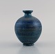 Upsala-Ekeby vase i glaseret keramik. Smuk glasur i blå nuancer. Dateret 1965. 
