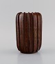 Arne Bang (1901-1983), Denmark. Vase with fluted body in glazed ceramics. 
Beautiful glaze in brown shades. Mid-20th century.
