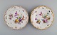 To antikke Meissen porcelænstallerkener med håndmalede blomster og 
gulddekoration. Sent 1800-tallet.
