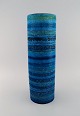 Aldo Londi for Bitossi. Stor cylindrisk vase i Rimini-blå glaseret keramik med 
geometriske mønstre. 1960