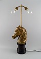 La Maison Charles, Frankrig. Stor hestehoved bordlampe i messing. Midt 
1900-tallet.
