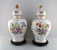 To kolossale Dresden lågbojaner i porcelæn på træstand. Håndmalede blomster og 
gulddekoration. 1800-tallet.

