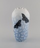 Antik Royal Copenhagen skønvirke vase i gennembrudt porcelæn med håndmalede 
sommerfugle. Tidligt 1900-tallet.

