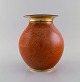 Royal Copenhagen. Vase i krakeleret porcelæn med guld og orange dekoration. Midt 
1900-tallet. 
