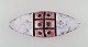 Europæisk studiokeramiker. Aflang unika skål / fad i glaseret keramik. Mønstret 
design i lyserøde, hvide og brune nuancer. 1960/70