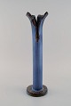 Francis Milici (f. 1952) for Atelier Madoura. Organisk formet unika vase i 
glaseret keramik. Smuk glasur i dybe blå nuancer. 1980