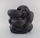 Christina Muff, dansk samtidskeramiker (f. 1971). Stor skulpturel unika vase i 
glaseret stentøj. Smuk mat sort glasur med metalliske effekter.
